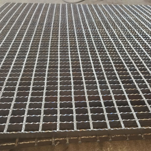 齒形鋼格板平臺踏步板：有效預防滑倒