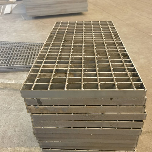 耐用平臺(tái)鋼格柵鋼格板的雙重防護(hù)安全無(wú)憂