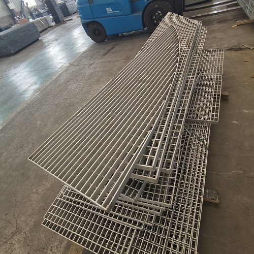 定制鋼格板 vs 標(biāo)準(zhǔn)尺寸？哪種更劃算？